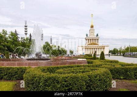 Mosca, Russia - Giugno, 2023, VDNKh è attrazioni turistiche di Mosca. Mostra di realizzazioni di Economia Nazionale, costruzione del Padiglione 1, Centrale V Foto Stock