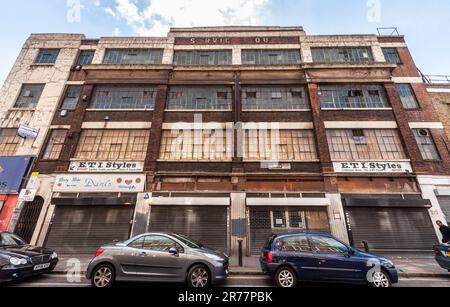 Londra, Inghilterra, Regno Unito - 20 giugno 2010: Una fabbrica tessile in decadenza in disuso attende la rigenerazione nell'area di Whitechapel dell'East End di Londra. Foto Stock