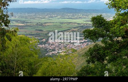 Osservando dall'alto una delle magiche città della Colombia. Roldanillo Valle di Cauca. Foto Stock