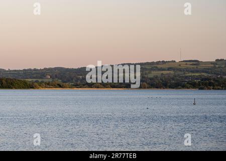 Il sole serale splende sul lago artificiale Chew Valley di Bristol Water e sulle colline Mendip nel Somerset nord. Foto Stock