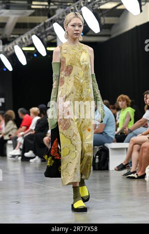 Londra, Regno Unito. Giugno 13 2023. Gli studenti laureati presentano il loro progetto della Bath Spa University & Arts University di Bournemouth in occasione della Graduate Fashion Week 2023 Day 2 presso la Old Truman Brewery, Londra, Regno Unito. Credit: Vedi li/Picture Capital/Alamy Live News Foto Stock