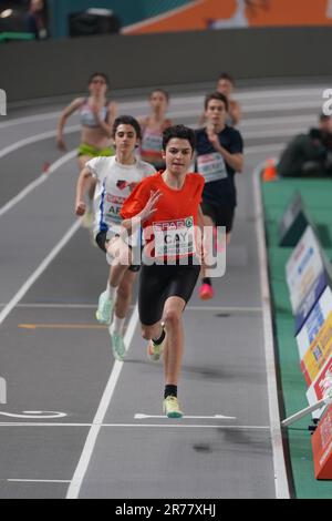 ISTANBUL, TURKIYE - 28 FEBBRAIO 2023: Atleta indefinito che corre durante i Campionati europei di atletica indoor gare di test nell'Atakoy Athletics Arena Foto Stock