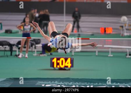 ISTANBUL, TURKIYE - 28 FEBBRAIO 2023: Atleta indefinito alto salto durante i Campionati europei di atletica indoor gare di test in Athletics Athletics Ar Foto Stock