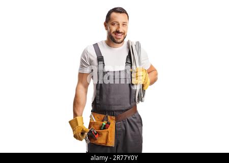 Elettricista tenendo il cavo sulla spalla e sorridendo isolato su sfondo bianco Foto Stock