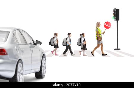 Insegnante e bambini in giubbotti di sicurezza che attraversano una strada e trasportano il segnale di stop alla traversa pedonale isolato su sfondo bianco Foto Stock