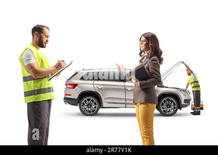 Agente di assistenza stradale che scrive un documento e giovane donna che parla per un problema di auto isolato su sfondo bianco Foto Stock