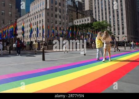 New York, US, 13/06/2023, bandiere dell'arcobaleno che rappresentano LGBTQIA Pride decorare Rockefeller Plaza . Il 28 giugno 1969, la polizia di New York ha razziato lo Stonewall Inn, un club gay situato nel Greenwich Village. L'attacco ha scatenato una sommossa e una serie di manifestazioni in tutta New York City che hanno portato a movimenti per i diritti dei gay negli Stati Uniti e alla prima marcia Pride nel 1970. Photo taken on June 13, 2023.(Photo: Vanessa Carvalho) Credit: Brazil Photo Press/Alamy Live News Foto Stock