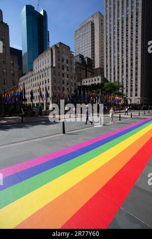 New York, US, 13/06/2023, bandiere dell'arcobaleno che rappresentano LGBTQIA Pride decorare Rockefeller Plaza . Il 28 giugno 1969, la polizia di New York ha razziato lo Stonewall Inn, un club gay situato nel Greenwich Village. L'attacco ha scatenato una sommossa e una serie di manifestazioni in tutta New York City che hanno portato a movimenti per i diritti dei gay negli Stati Uniti e alla prima marcia Pride nel 1970. Photo taken on June 13, 2023.(Photo: Vanessa Carvalho) Credit: Brazil Photo Press/Alamy Live News Foto Stock