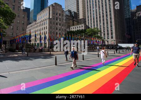 New York, US, 13/06/2023, bandiere dell'arcobaleno che rappresentano LGBTQIA Pride decorare Rockefeller Plaza . Il 28 giugno 1969, la polizia di New York ha razziato lo Stonewall Inn, un club gay situato nel Greenwich Village. L'attacco ha scatenato una sommossa e una serie di manifestazioni in tutta New York City che hanno portato a movimenti per i diritti dei gay negli Stati Uniti e alla prima marcia Pride nel 1970. Photo taken on June 13, 2023.(Photo: Vanessa Carvalho) Credit: Brazil Photo Press/Alamy Live News Foto Stock