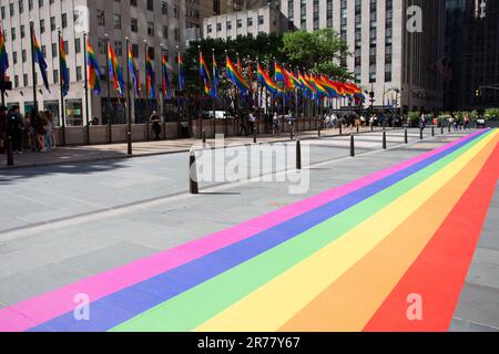 New York, US, 13/06/2023, bandiere dell'arcobaleno che rappresentano LGBTQIA Pride decorare Rockefeller Plaza . Il 28 giugno 1969, la polizia di New York ha razziato lo Stonewall Inn, un club gay situato nel Greenwich Village. L'attacco ha scatenato una sommossa e una serie di manifestazioni in tutta New York City che hanno portato a movimenti per i diritti dei gay negli Stati Uniti e alla prima marcia Pride nel 1970. Photo taken on June 13, 2023.(Photo: Vanessa Carvalho) Credit: Brazil Photo Press/Alamy Live News Foto Stock