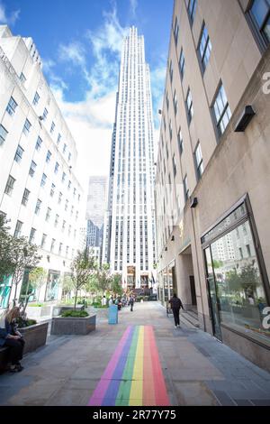 New York, US, 13/06/2023, bandiere dell'arcobaleno che rappresentano LGBTQIA Pride decorare Rockefeller Plaza . Il 28 giugno 1969, la polizia di New York ha razziato lo Stonewall Inn, un club gay situato nel Greenwich Village. L'attacco ha scatenato una sommossa e una serie di manifestazioni in tutta New York City che hanno portato a movimenti per i diritti dei gay negli Stati Uniti e alla prima marcia Pride nel 1970. Photo taken on June 13, 2023.(Photo: Vanessa Carvalho) Credit: Brazil Photo Press/Alamy Live News Foto Stock