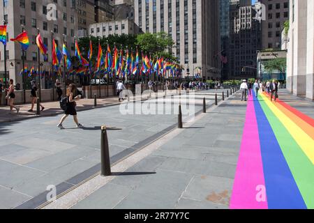 New York, US, 13/06/2023, bandiere dell'arcobaleno che rappresentano LGBTQIA Pride decorare Rockefeller Plaza . Il 28 giugno 1969, la polizia di New York ha razziato lo Stonewall Inn, un club gay situato nel Greenwich Village. L'attacco ha scatenato una sommossa e una serie di manifestazioni in tutta New York City che hanno portato a movimenti per i diritti dei gay negli Stati Uniti e alla prima marcia Pride nel 1970. Photo taken on June 13, 2023.(Photo: Vanessa Carvalho) Credit: Brazil Photo Press/Alamy Live News Foto Stock