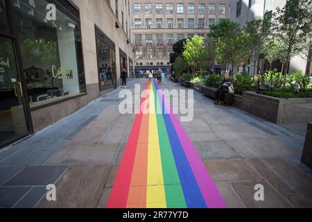 New York, US, 13/06/2023, bandiere dell'arcobaleno che rappresentano LGBTQIA Pride decorare Rockefeller Plaza . Il 28 giugno 1969, la polizia di New York ha razziato lo Stonewall Inn, un club gay situato nel Greenwich Village. L'attacco ha scatenato una sommossa e una serie di manifestazioni in tutta New York City che hanno portato a movimenti per i diritti dei gay negli Stati Uniti e alla prima marcia Pride nel 1970. Photo taken on June 13, 2023.(Photo: Vanessa Carvalho) Credit: Brazil Photo Press/Alamy Live News Foto Stock