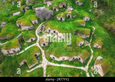 Pietragalla veduta aerea delle strutture Palmenti per la produzione del vino, le vecchie case rustiche a Pietragalla, potenza, Basilicata, Italia. Foto Stock