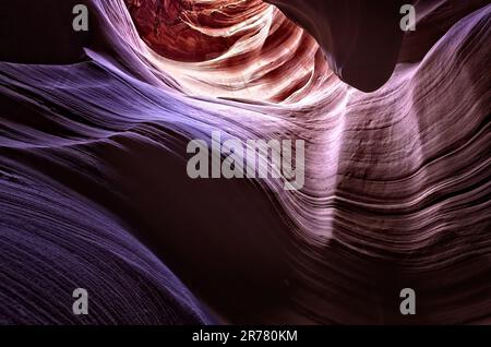 Arenaria colorata nel canyon a slot vicino a Page, Arizona, nel sud-ovest degli Stati Uniti. Foto Stock