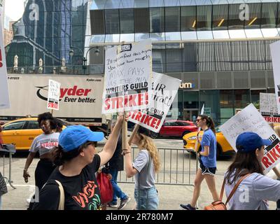 I membri della Writers Guild of America East e altri sostenitori sindacali picket fuori dagli uffici HBO/Amazon nel quartiere Hudson Yards a New York Lunedi, 12 giugno 2023. Gli scrittori vogliono una maggiore quota di entrate in streaming, nonché personale obbligatorio e durata del lavoro. L'ultimo sciopero del novembre 2007 durò 100 giorni. (© Frances M. Roberts) Foto Stock