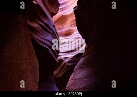 Slot Canyon a No dove - colorato mix di arenaria viola, marrone e arancione, ricchi contrasti tra luce e buio. Foto Stock