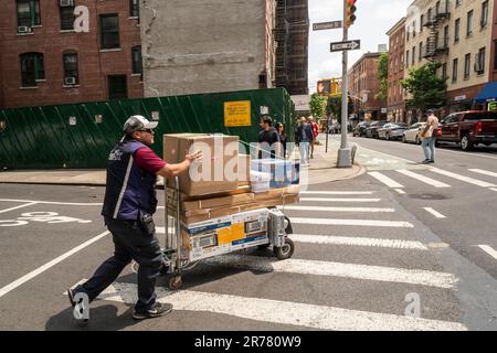 Consegna FedEx a Greenwich Village a New York venerdì 9 giugno 2023. (© Richard B. Levine) Foto Stock