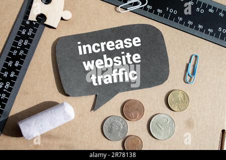 Nota di memoria scritta con testo TRAFFICO SITO web isolato su sfondo verde. Foto Stock