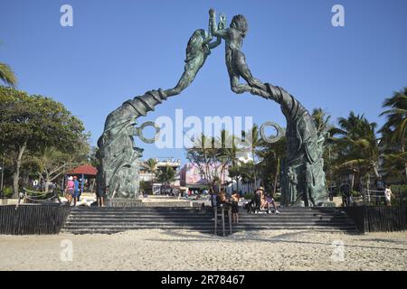 Portale Maya scultura nel Parque Fundadores Playa del Carmen Yucatan Messico Foto Stock