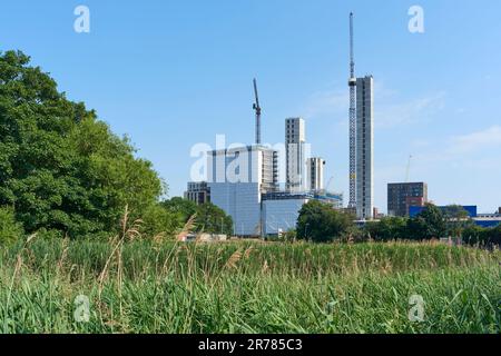 Il nuovo progetto abitativo di Abbey Quay in costruzione a Barking, East London UK, visto dal fiume Roding Foto Stock