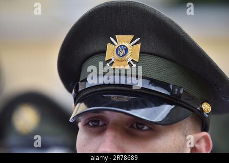 10 giugno 2023, Lviv, Ucraina: Cadet visto durante la cerimonia di laurea al Lyceum Heroes Krut a Lviv Heroes Krut Lyceum intensificò l'addestramento fisico militare, e celebrarono la loro laurea di cadetti nel 147. Questo liceo è un'istituzione specializzata unica di istruzione secondaria dei gradi II-III del profilo militare per l'istruzione dei bambini dall'età di 13 anni. È il collegamento primario del sistema di istruzione militare dell'Ucraina, perché i suoi laureati diventano cadetti di istituzioni educative militari superiori delle strutture del settore della sicurezza e della difesa dello Stato. (CRE Foto Stock