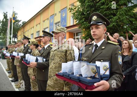 10 giugno 2023, Lviv, Ucraina: Cadetti visti durante la cerimonia di laurea al Lyceum Heroes Krut a Lviv Heroes Krut Lyceum intensificarono l'addestramento fisico militare, e celebrarono la loro laurea di cadetti nel 147. Questo liceo è un'istituzione specializzata unica di istruzione secondaria dei gradi II-III del profilo militare per l'istruzione dei bambini dall'età di 13 anni. È il collegamento primario del sistema di istruzione militare dell'Ucraina, perché i suoi laureati diventano cadetti di istituzioni educative militari superiori delle strutture del settore della sicurezza e della difesa dello Stato. (CR Foto Stock