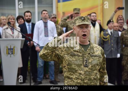 10 giugno 2023, Lviv, Ucraina: I cadetti cantano l'inno nazionale dell'Ucraina durante la cerimonia di laurea al Lyceum degli Eroi Krut di Lviv. Gli eroi Krut Lyceum intensificarono l'addestramento fisico militare, e celebrarono la loro laurea di cadetti nel 147. Questo liceo è un'istituzione specializzata unica di istruzione secondaria dei gradi II-III del profilo militare per l'istruzione dei bambini dall'età di 13 anni. È il collegamento primario del sistema di istruzione militare dell'Ucraina, perché i suoi laureati diventano cadetti delle istituzioni educative militari superiori delle strutture della sicurezza e. Foto Stock