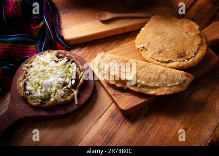 Sope, Quesadilla e Gordita. Cibo di strada molto popolare in Messico conosciuto come Gardachas o Antojitos messicano, si compone fondamentalmente di pasta di mais fritto an Foto Stock