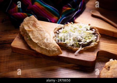 Sope e Quesadilla. Alcuni dei cibi di strada in Messico noti come Gardacha o Antojitos messicano, si compone fondamentalmente di pasta di mais fritto e farcita Foto Stock