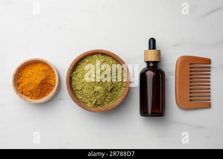 Composizione piana con henné e polvere di curcuma su tavola di marmo bianco Foto Stock