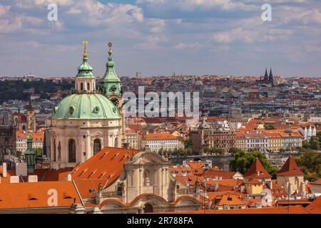 PRAGA, REPUBBLICA CECA, EUROPA - ST La chiesa di Nicholas, una chiesa barocca nella città minore di Praga, e vista sulla città. Foto Stock