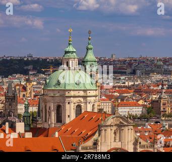 PRAGA, REPUBBLICA CECA, EUROPA - ST La chiesa di Nicholas, una chiesa barocca nella città minore di Praga, e vista sulla città. Foto Stock