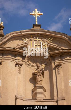 PRAGA, REPUBBLICA CECA, EUROPA - statue all'ingresso di San La chiesa di Nicholas, una chiesa barocca nella città minore di Praga. Foto Stock