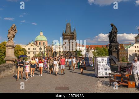 PRAGA, REPUBBLICA CECA - turisti che attraversano il Ponte Carlo. Torre del Ponte della Città Vecchia sul retro. Foto Stock