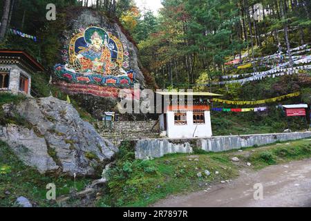 Immagine di Guru Rinpoche dipinta su un grande masso nella valle di Thimphu, in Bhutan. Conosciuto anche come Padmasambhava, portò il buddhismo in Bhutan intorno al 800 d.C. Foto Stock