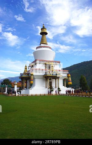 National Memorial Chorten (stupa), a Thimphu, Bhutan. I cittadini bhutanesi di tutto il paese visitano ogni giorno per recitare le preghiere mentre camminano intorno ad esso Foto Stock