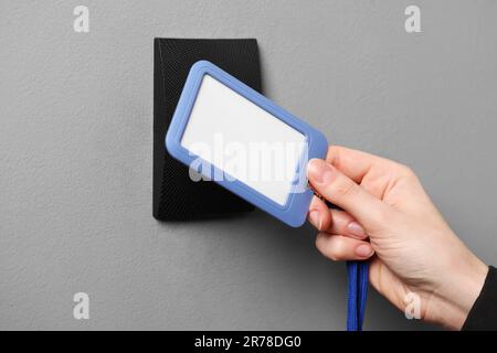 Donna che sblocca la porta con la carta chiave, primo piano Foto Stock