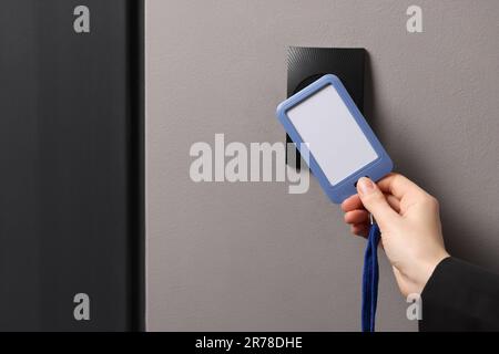 Donna che sblocca la porta con la carta chiave, primo piano Foto Stock