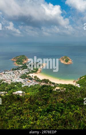 Shek o Peninsula e Shek o Beach dal sentiero escursionistico Dragon's Back. Isola di Hong Kong. Foto Stock