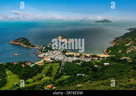 Shek o Peninsula e Shek o Beach dal sentiero escursionistico Dragon's Back. Isola di Hong Kong. Foto Stock