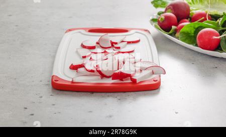 Raggie a fette su un tagliere sul tavolo da cucina, vista ravvicinata Foto Stock