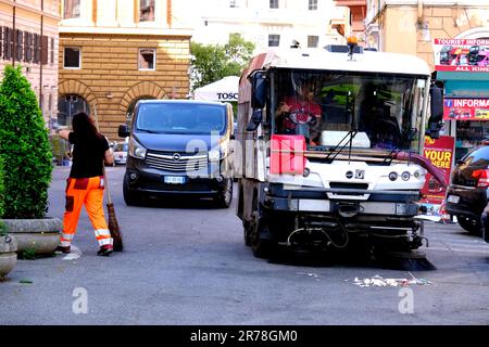 I pulitori per le strade di Roma pulendo le strade di mattina presto Foto Stock