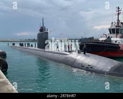 CHANGI, Repubblica di Singapore (25 aprile 2023) i marinai assegnati al sottomarino ad attacco rapido di classe Los Angeles USS Columbia (SSN 771) hanno raggiunto le linee di tendenza a riva alla base navale di Changi, Singapore, durante una visita al porto programmata, il 25 aprile. Columbia ha sede presso la base congiunta Pearl Harbor-Hickam, Hawaii, ed è in fase di implementazione nell'area delle operazioni della flotta degli Stati Uniti 7th, conducendo operazioni di sicurezza marittima e sostenendo gli interessi della sicurezza nazionale. (STATI UNITI Foto Marina di Lt. Mohammad Issa) Foto Stock