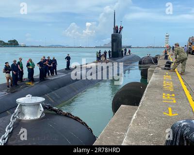 CHANGI, Repubblica di Singapore (25 aprile 2023) i marinai assegnati al sottomarino ad attacco rapido di classe Los Angeles USS Columbia (SSN 771) parlano con il personale a terra alla base navale di Changi, Singapore, durante una visita al porto programmata, il 25 aprile. Columbia ha sede presso la base congiunta Pearl Harbor-Hickam, Hawaii, ed è in fase di implementazione nell'area delle operazioni della flotta degli Stati Uniti 7th, conducendo operazioni di sicurezza marittima e sostenendo gli interessi della sicurezza nazionale. (STATI UNITI Foto Marina di Lt. Mohammad Issa) Foto Stock