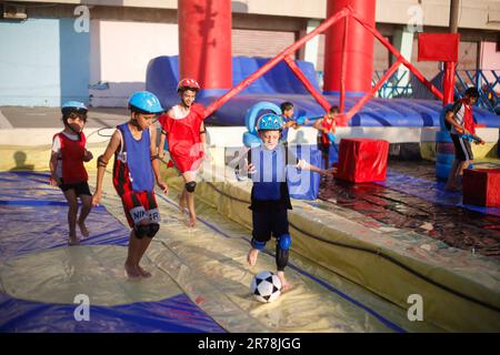 Gaza, Palestina. 12th giugno, 2023. I bambini palestinesi giocano a calcio nella prima città dei giochi d'acqua. Uomini d'affari palestinesi fondarono la prima città di giochi d'acqua nella striscia di Gaza. I palestinesi hanno sofferto per la mancanza di luoghi di svago a causa del blocco israeliano e delle complesse condizioni economiche e politiche subite dai residenti della striscia di Gaza. (Foto di Ahmed Zakot/SOPA Images/Sipa USA) Credit: Sipa USA/Alamy Live News Foto Stock