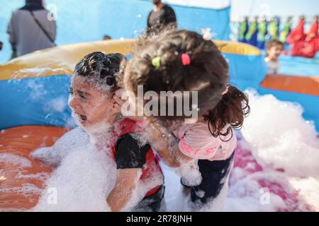 Gaza, Palestina. 12th giugno, 2023. I bambini palestinesi giocano nella prima città dei giochi d'acqua. Uomini d'affari palestinesi fondarono la prima città di giochi d'acqua nella striscia di Gaza. I palestinesi hanno sofferto per la mancanza di luoghi di svago a causa del blocco israeliano e delle complesse condizioni economiche e politiche subite dai residenti della striscia di Gaza. (Foto di Ahmed Zakot/SOPA Images/Sipa USA) Credit: Sipa USA/Alamy Live News Foto Stock