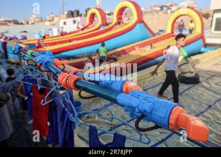 Gaza, Palestina. 12th giugno, 2023. Le pistole ad acqua sono viste alla prima città dei giochi d'acqua. Uomini d'affari palestinesi fondarono la prima città di giochi d'acqua nella striscia di Gaza. I palestinesi hanno sofferto per la mancanza di luoghi di svago a causa del blocco israeliano e delle complesse condizioni economiche e politiche subite dai residenti della striscia di Gaza. Credit: SOPA Images Limited/Alamy Live News Foto Stock