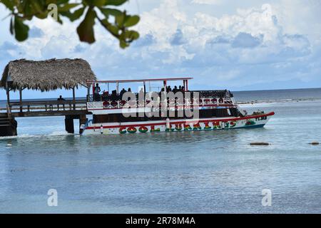 Barche con fondo in vetro a Pigeon Point che trasportano turisti in tour per vedere la barriera corallina di Buccoo, la piscina di Nylon e la Terra di No Man a Tobago. Foto Stock