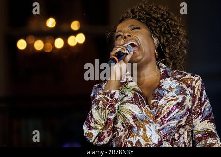 Washington, Stati Uniti. 13th giugno, 2023. Il cantante STATUNITENSE Ledisi esibisce nel corso di un concerto del 13 giugno 2023 sul prato meridionale della Casa Bianca a Washington, DC. Junetsex celebra l'emancipazione degli afroamericani schiavi il 19th giugno ed è stato dichiarato una festa federale nel 2021 dal presidente Joe Biden. (Foto di Samuel Corum/Sipa USA) Credit: UPI/Alamy Live News Foto Stock